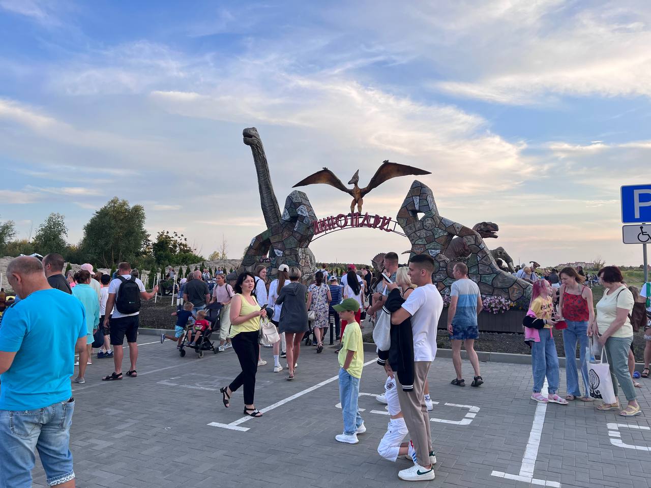 Жаркие выходные в Янтарном. День города и открытие ДиноПарка.