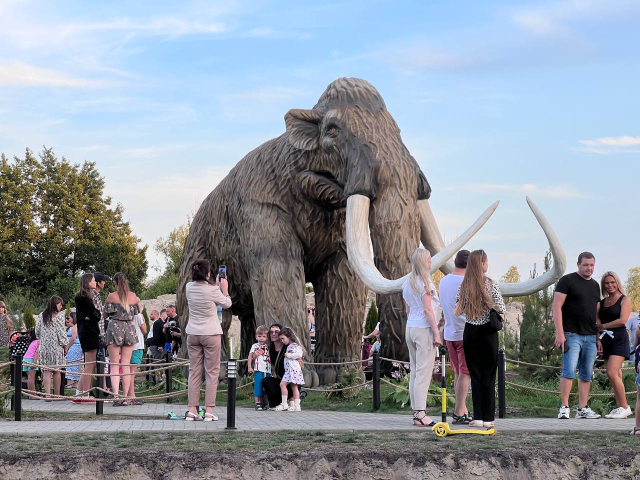 Жаркие выходные в Янтарном. День города и открытие ДиноПарка.