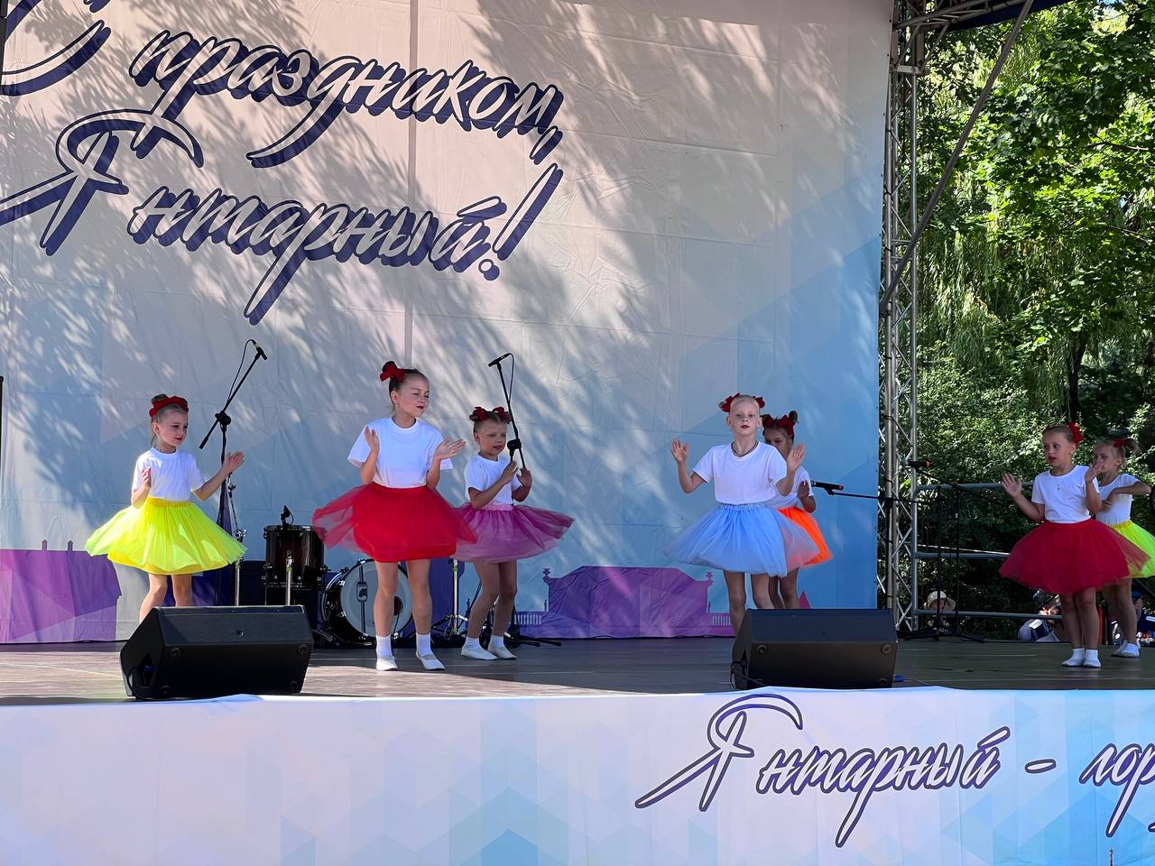 Жаркие выходные в Янтарном. День города и открытие ДиноПарка.