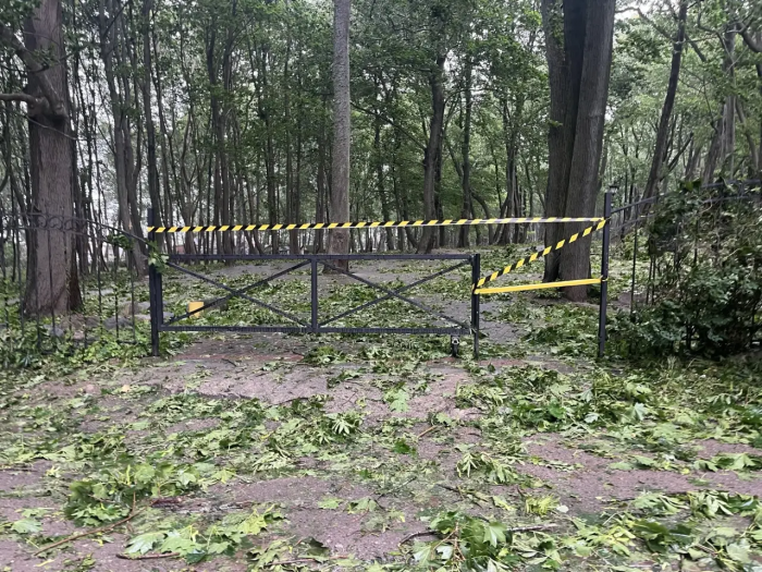 Территория Парка имени Мориса Беккера закрыта из-за прошедшего ночью и продолжающегося сейчас урагана.