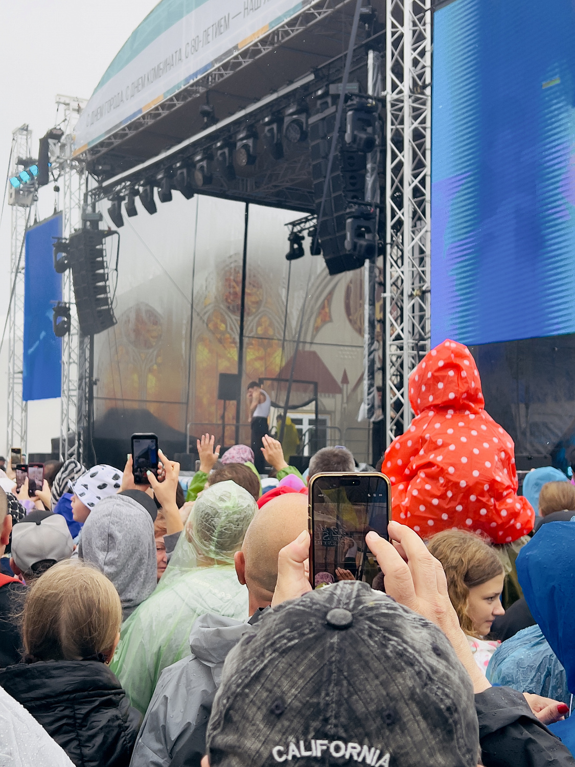 В Янтарном состоялся тройной праздник: День города, День основания Калининградского янтарного комбината, а также 80-летие Калининградской области. 